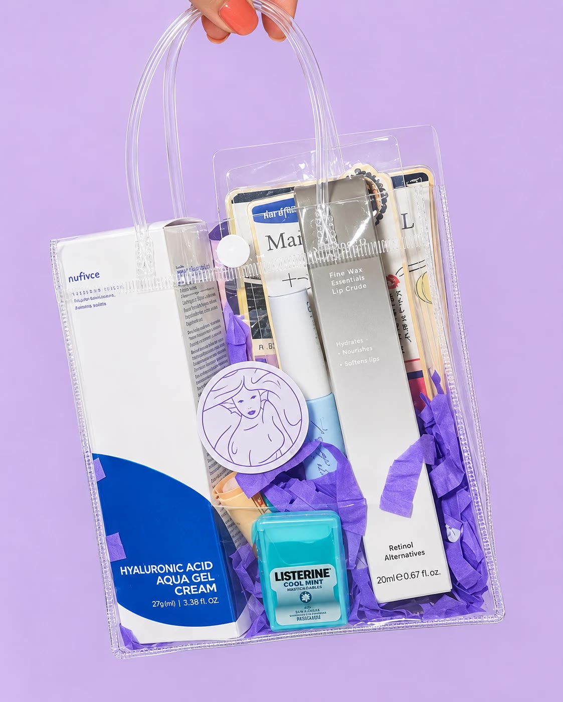 Mano que sostiene la bolsita transparente con asas, llena de productos y papel morado, sobre fondo lila