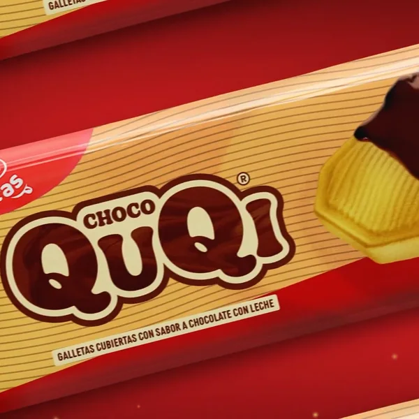 Empaque de galletas Choco Quqi sobre fondo rojo, con una galleta bañada en chocolate